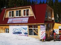 Находится в горнолыжной школе 